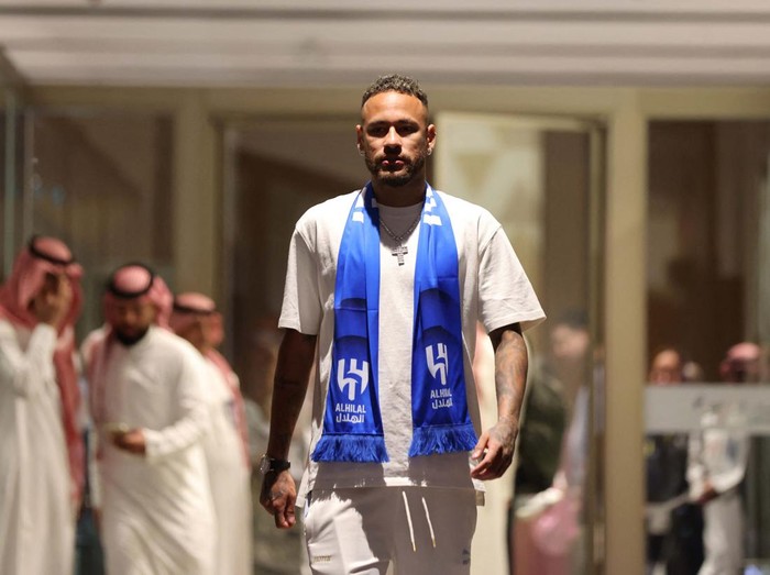 Soccer Football - Neymar arrives in Riyadh after signing for Al Hilal - King Khalid International Airport, Riyadh, Saudi Arabia - August 18, 2023
Al-Hilal's Neymar signs autographs to fans upon arrival REUTERS/Ahmed Yosri