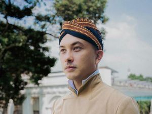 Nicholas Saputra Jadi Mas-mas Jawa Saat HUT RI, Pakai Beskap Bikin Terpana Nicholas Saputra Jadi Mas-mas Jawa Saat HUT RI, Pakai Beskap Bikin Terpana