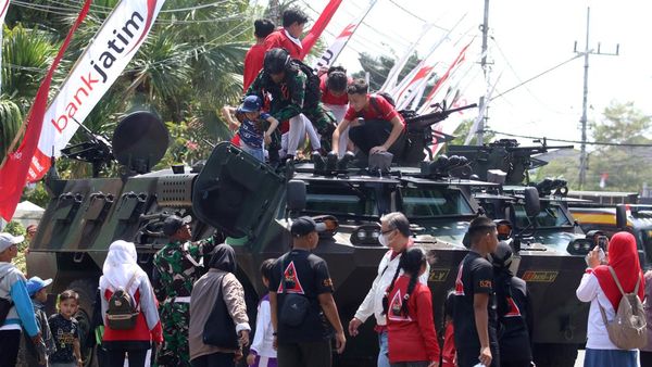 Pelajar Kunjungi Pameran Alutsista di Kota Kediri
