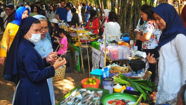 Pasar Jajanan Tradisional Ini Ada di Kebun Bambu