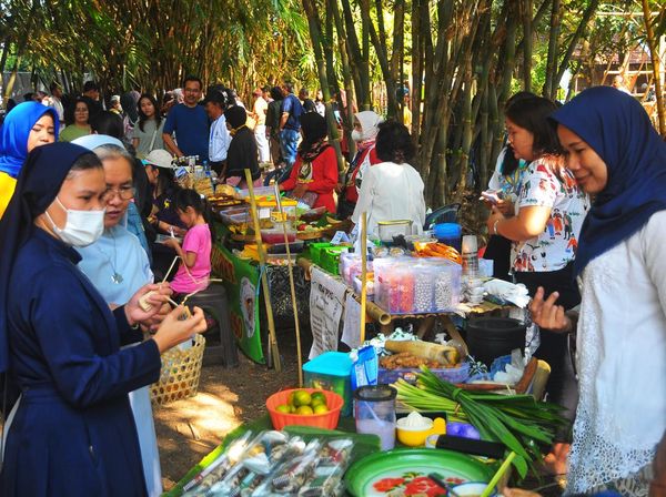 Pasar Jajanan Tradisional Ini Ada di Kebun Bambu