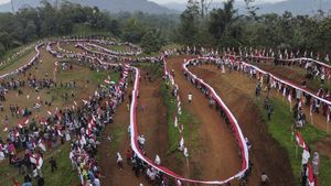 Foto Udara  Pembentangan Bendera Merah Putih Terpanjang di Jabar