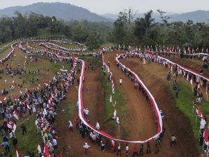 Foto Udara  Pembentangan Bendera Merah Putih Terpanjang di Jabar