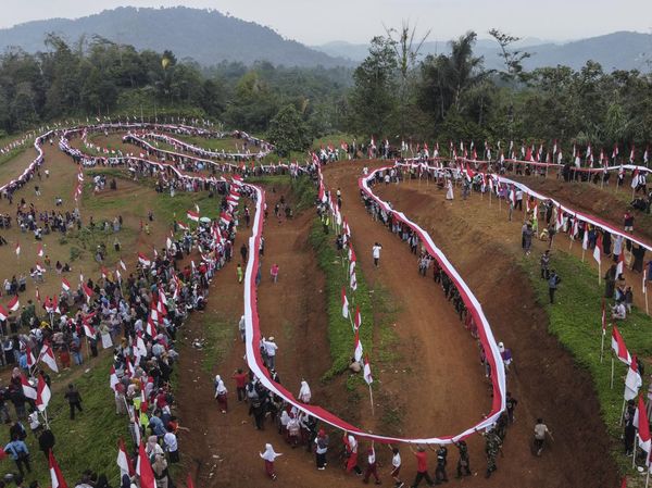 Foto Udara  Pembentangan Bendera Merah Putih Terpanjang di Jabar