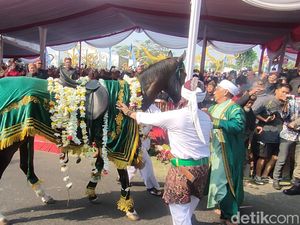 Kesenian Kuda Kosong Meriahkan Helaran Budaya di Cianjur Kesenian Kuda Kosong Meriahkan Helaran Budaya di Cianjur
