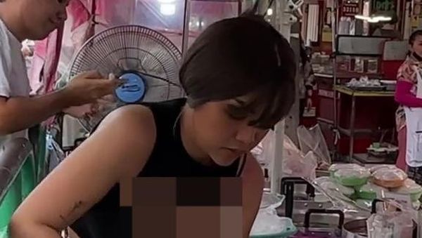 Penjual Seksi Ini Tawarkan Kari Thailand Fresh yang Nikmat