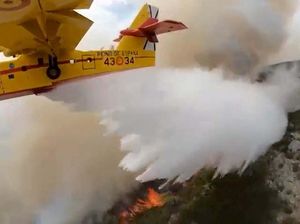 Potret Helikopter Bolak-balik Padamkan Api di Pulau Tenerife