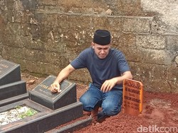 Tangis Ramzi dan Keluarga Pecah di Pemakaman Ibunda