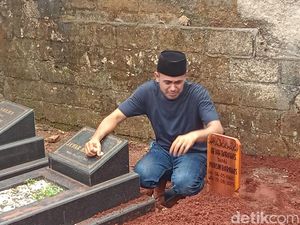 Tangis Ramzi dan Keluarga Pecah di Pemakaman Ibunda Tangis Ramzi dan Keluarga Pecah di Pemakaman Ibunda