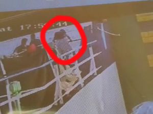 Momen Wanita Nekat Lompat dari Kapal ke Laut di Sabang, Diduga Alami Depresi Momen Wanita Nekat Lompat dari Kapal ke Laut di Sabang, Diduga Alami Depresi