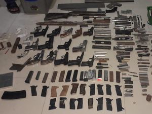 Penampakan Senpi dan Amunisi Ilegal dari Pemasok yang Ditangkap Polda Metro