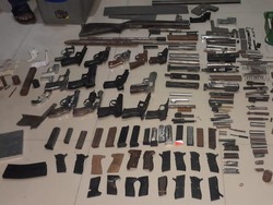 Penampakan Senpi dan Amunisi Ilegal dari Pemasok yang Ditangkap Polda Metro