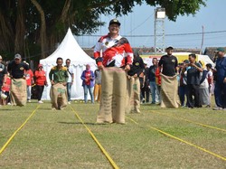 Seru! Wali Kota Madiun Ikut Lomba Balap Karung Bareng Warga
