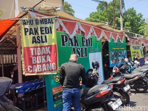Banyak Warung Tahu Gimbal Pakai Nama Pak Edy/Edi, Mana yang Asli? Banyak Warung Tahu Gimbal Pakai Nama Pak Edy/Edi, Mana yang Asli?