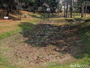 Terdampak Kemarau, Kolam Taman Langsat Jaksel Mengering