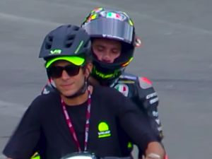 Momen Valentino Rossi Ngojekin Anak Muridnya Gegara Kehabisan Bensin