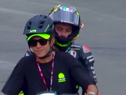 Momen Valentino Rossi Ngojekin Anak Muridnya Gegara Kehabisan Bensin