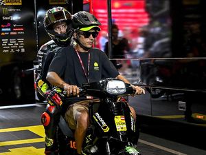 Ini Sebabnya Motor Bezzecchi Kehabisan Bensin sampai Harus Naik Ojek Rossi