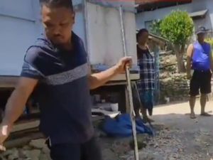 Pria Sampang yang Rusak Jalan gegara Istri Cekcok dengan Tetangga Berulah Lagi Pria Sampang yang Rusak Jalan gegara Istri Cekcok dengan Tetangga Berulah Lagi