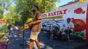 Aksi Basuki Unjuk Gigi Main Drum di Swiss