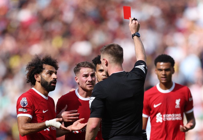 Soccer Football - Premier League - Liverpool v AFC Bournemouth - Anfield, Liverpool, Britain - August 19, 2023 Liverpools Alexis Mac Allister is shown a red card by referee Thomas Bramall REUTERS/David Klein EDITORIAL USE ONLY. No use with unauthorized audio, video, data, fixture lists, club/league logos or live services. Online in-match use limited to 75 images, no video emulation. No use in betting, games or single club /league/player publications.  Please contact your account representative for further details.