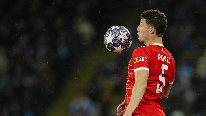 Bayerns Benjamin Pavard controls the ball during the Champions League quarterfinal, first leg, soccer match between Manchester City and Bayern Munich at the Etihad stadium in Manchester, England, Tuesday, April 11, 2023. (AP Photo/Jon Super)