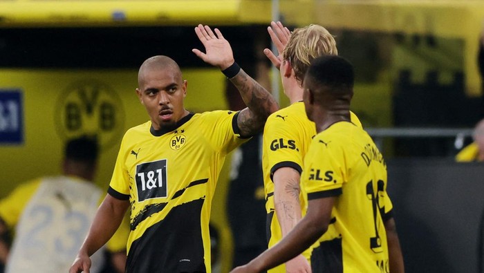 Soccer Football - Bundesliga - Borussia Dortmund v FC Cologne - Signal Iduna Park, Dortmund, Germany - August 19, 2023 Borussia Dortmunds Donyell Malen celebrates scoring their first goal with teammates REUTERS/Thilo Schmuelgen DFL REGULATIONS PROHIBIT ANY USE OF PHOTOGRAPHS AS IMAGE SEQUENCES AND/OR QUASI-VIDEO.