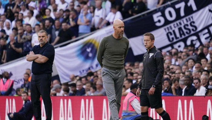 Manchester Uniteds head coach Erik ten Hag, centre, and Tottenhams head coach Ange Postecoglou, left, react during the Premier League soccer match between Tottenham Hotspur and Manchester United at the Tottenham Hotspur Stadium in London, England, Saturday, Aug. 19, 2023. (AP Photo/Alberto Pezzali)