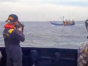 Dor! KKP Hentikan Kapal Ikan Ilegal Bendera Malaysia di Selat Malaka