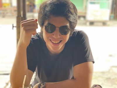 El Rumi Tak Gengsi Kulineran Kaki Lima, Makan Sate hingga Soto