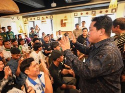 Erick Thohir Jumpa Suporter di Tokyo usai Jadi Saksi Nikah Pratama Arhan