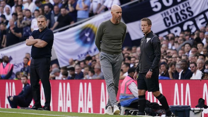 Manchester Uniteds head coach Erik ten Hag, centre, and Tottenhams head coach Ange Postecoglou, left, react during the Premier League soccer match between Tottenham Hotspur and Manchester United at the Tottenham Hotspur Stadium in London, England, Saturday, Aug. 19, 2023. (AP Photo/Alberto Pezzali)
