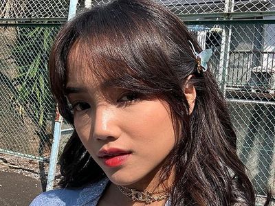 7 Foto Gaya Fuji Jadi Bridesmaid di Nikahan Azizah Salsha, Putri Andre Rosiade