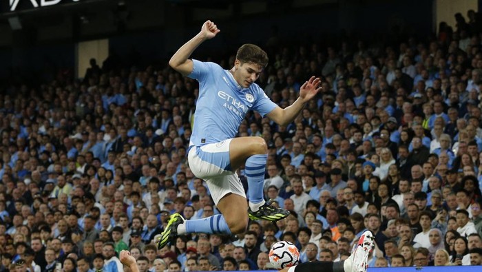 Soccer Football - Premier League - Manchester City v Newcastle United - Etihad Stadium, Manchester, Britain - August 19, 2023 Manchester Citys Julian Alvarez in action with Newcastle Uniteds Fabian Schar Action Images via Reuters/Ed Sykes EDITORIAL USE ONLY. No use with unauthorized audio, video, data, fixture lists, club/league logos or live services. Online in-match use limited to 75 images, no video emulation. No use in betting, games or single club /league/player publications.  Please contact your account representative for further details.