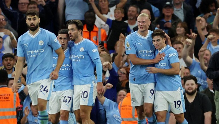 Soccer Football - Premier League - Manchester City v Newcastle United - Etihad Stadium, Manchester, Britain - August 19, 2023 Manchester Citys Julian Alvarez celebrates scoring their first goal with Erling Braut Haaland REUTERS/Phil Noble EDITORIAL USE ONLY. No use with unauthorized audio, video, data, fixture lists, club/league logos or live services. Online in-match use limited to 75 images, no video emulation. No use in betting, games or single club /league/player publications.  Please contact your account representative for further details.
