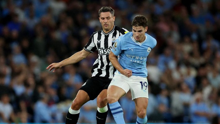 Soccer Football - Premier League - Manchester City v Newcastle United - Etihad Stadium, Manchester, Britain - August 19, 2023 Newcastle Uniteds Fabian Schar in action with Manchester Citys Julian Alvarez REUTERS/Phil Noble EDITORIAL USE ONLY. No use with unauthorized audio, video, data, fixture lists, club/league logos or live services. Online in-match use limited to 75 images, no video emulation. No use in betting, games or single club /league/player publications.  Please contact your account representative for further details.