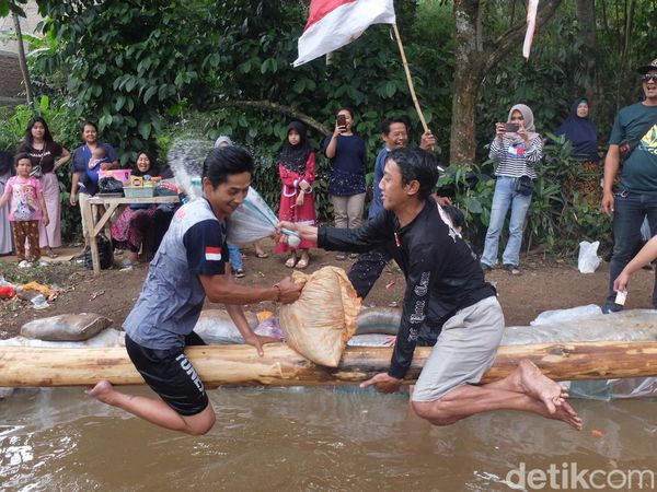 Keseruan Warga Ciumbuleuit Bandung Adu Bantal