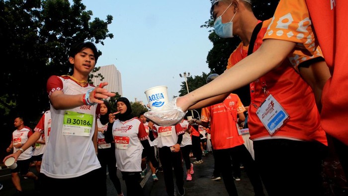 Rachmat Hidayat, Government and External Scientific Affairs Director Danone Indonesia mendampingi Heru Budi Hartono selaku Pejabat (Pj) Gubernur DKI bersama  Menteri Perhubungan, Budi Karya Sumadi serta sejumlah anggota komite melakukan flag-off di Jakarta Half Marathon 2023, di Plaza Tenggara Monas, Minggu (20/8/2023).