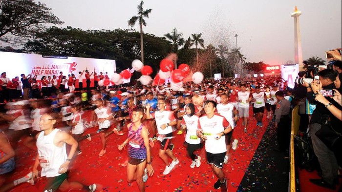 Rachmat Hidayat, Government and External Scientific Affairs Director Danone Indonesia mendampingi Heru Budi Hartono selaku Pejabat (Pj) Gubernur DKI bersama  Menteri Perhubungan, Budi Karya Sumadi serta sejumlah anggota komite melakukan flag-off di Jakarta Half Marathon 2023, di Plaza Tenggara Monas, Minggu (20/8/2023).