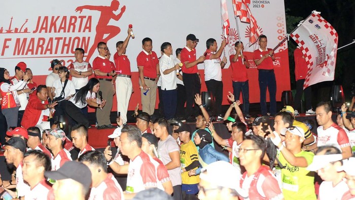 Rachmat Hidayat, Government and External Scientific Affairs Director Danone Indonesia mendampingi Heru Budi Hartono selaku Pejabat (Pj) Gubernur DKI bersama  Menteri Perhubungan, Budi Karya Sumadi serta sejumlah anggota komite melakukan flag-off di Jakarta Half Marathon 2023, di Plaza Tenggara Monas, Minggu (20/8/2023).