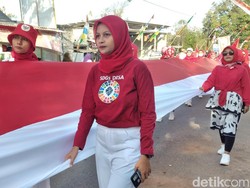 Emak-emak di Sumenep Kirab Umbul-umbul Sepanjang 78 Meter Peringati HUT RI