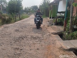 Sering Jadi Jalan Pintas ke Kota, Jalan Sempadan Cikeruh Rusak