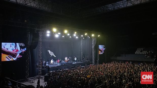 Konser Asian Kung-Fu Generation Band Asian Kung-Fu Generation saat gelar konser di Tennis Indoor Senayan, Jakarta, pada Jumat (18/8).