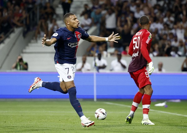 Soccer Football - France - Ligue 1 - Toulouse v Paris St Germain - Stadium Municipal de Toulouse, Toulouse, France - August 19, 2023 Paris St Germains Kylian Mbappe celebrates scoring their first goal REUTERS/Stephane Mahe