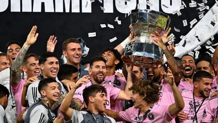 Inter Miamis Argentine forward #10 Lionel Messi and teammates celebrate with the trophy after Inter Miami won the Leagues Cup final football match against Nashville SC at Geodis Park in Nashville, Tennessee, on August 19, 2023. (Photo by CHANDAN KHANNA / AFP)
