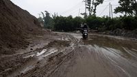 Hujan Deras Picu Longsor di Jalan Trans Sulawesi