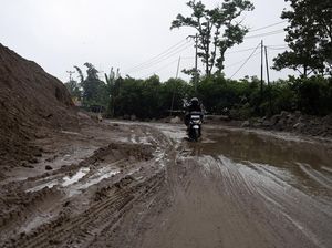 Hujan Deras Picu Longsor di Jalan Trans Sulawesi