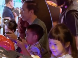 Lucunya Tingkah Ketua Nahyan Ditemani Jokowi Main Tembak-tembakan di Mall