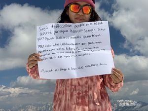 Wanita Ini Mengibarkan Bendera Indonesia di Gunung Tertinggi Eropa Wanita Ini Mengibarkan Bendera Indonesia di Gunung Tertinggi Eropa
