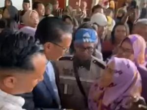 Nurdin Abdullah Pulang ke Makassar, Warga Ramai-ramai Salaman Nurdin Abdullah Pulang ke Makassar, Warga Ramai-ramai Salaman